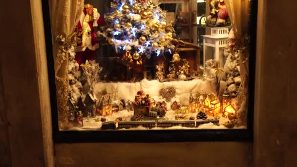 Ντουμπρόβνικ, Κροατία - 31 Δεκεμβρίου 2019: Προθήκη με χριστουγεννιάτικα παιχνίδια, τεχνητό χριστουγεννιάτικο δέντρο και αστέρια των Χριστουγέννων. — Αρχείο Βίντεο