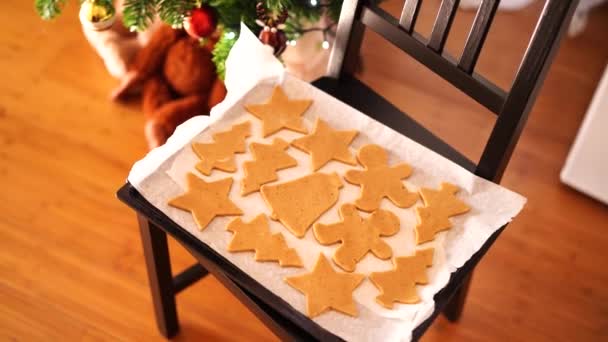 Rohe Lebkuchen auf einem Backblech. — Stockvideo