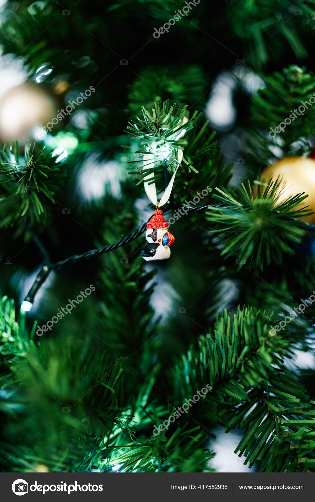 アイスランドの鳥 アイスランドのパフィンの形をしたクリスマスツリーのおもちゃクリスマスツリーの枝に ストック写真 C Nadtochiy