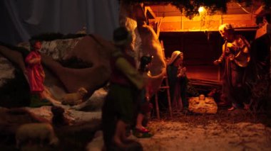Bebek İsa 'nın doğumu sahnesi. Tahtadan yapılmış, koyu renkli, aydınlık.