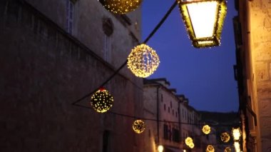 Yılbaşı için Hırvatistan 'ın eski Dubrovnik kentinin meydanındaki Noel sokak süslemeleri.
