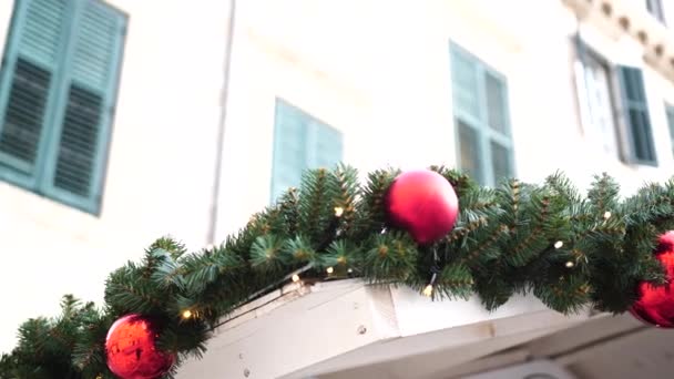 Guirnalda de ramas de árbol de Navidad y bolas de Navidad rojas. — Vídeo de stock