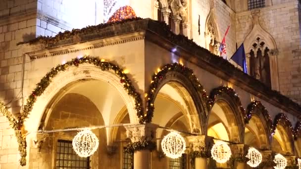 Fachadas de edificio decoradas festivamente en Dubrovnik, Croacia. — Vídeo de stock