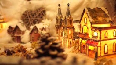 Dubrovnik, Hırvatistan - 31 Aralık 2019: Vitrininde ışıklandırma olan bir oyuncak evin Noel dekoru.