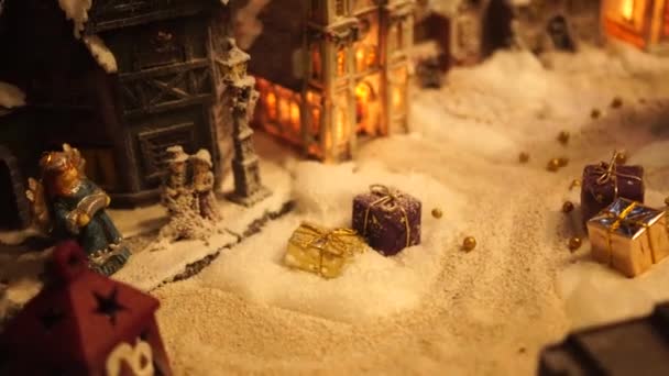 Новогодняя выставка игрушек с искусственным снегом и золотыми бусами. — стоковое видео