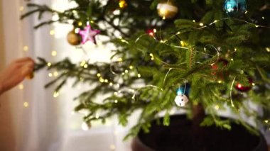 Kadınların elleri Noel ağacını süslerken birbirine yakındır..
