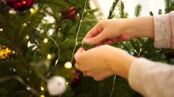 Womans ręce zbliżenie dekorowanie choinki. — Wideo stockowe