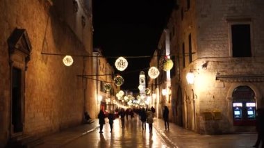 Yılbaşı için Hırvatistan 'ın eski Dubrovnik kentinin meydanındaki Noel sokak süslemeleri.