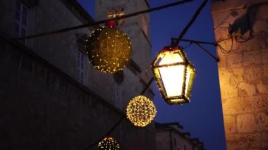Yılbaşı için Hırvatistan 'ın eski Dubrovnik kentinin meydanındaki Noel sokak süslemeleri.