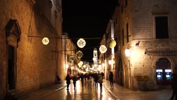 Kerst straatdecoraties op het plein van de oude stad Dubrovnik in Kroatië voor het nieuwe jaar. — Stockvideo