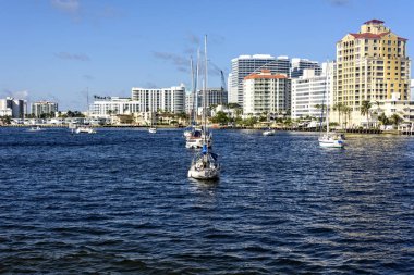 Tekneler ve yüksek binaların Fort Lauderdale'nın Intercoastal waterway üzerinde.