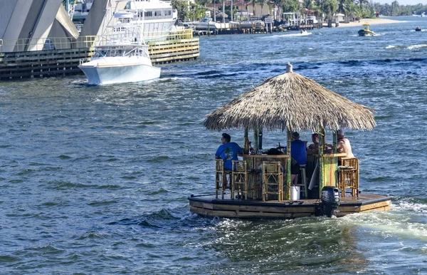Lauderdale Florida February 2018 Floating Titi Bar Customers Makes Way — стоковое фото