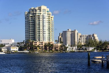 Tekneler ve yüksek binaların Fort Lauderdale'nın Intercoastal waterway üzerinde.
