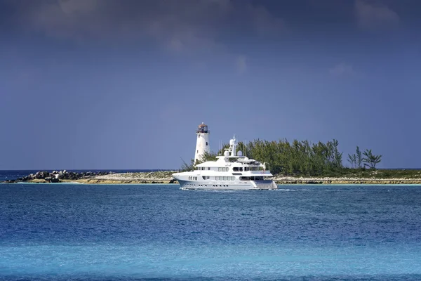 Iate Navegando Mar Caribe Perto Ponta Ilha Paraíso Nas Bahamas — Fotografia de Stock