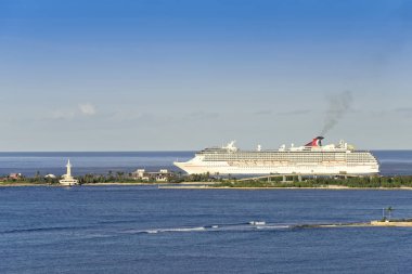 Nassau, Bahamalar - 1 Mart 2018: bağlantı noktası Nassau Bahamalar üzerinden çıkış yapan 's sonraki hedef Karayip Denizi üzerinde yelken Carnival Pride yolcu gemisi.