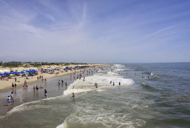 Tybee Adası, Georgai - 5 Mayıs 2018: Atlantik Okyanusu Tybee Adası, Gürcistan'daki sahilde, bir gün zevk insanlar