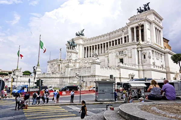 Рим Італія Червня 2016 Жвавій Вулиці Заповнені Туристів Статуя Віктора — стокове фото