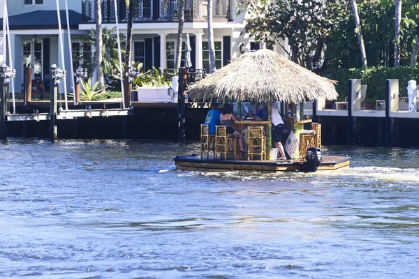Lauderdale Flórida Fevereiro 2018 Bar Titi Flutuante Com Clientes Pois — Fotografia de Stock