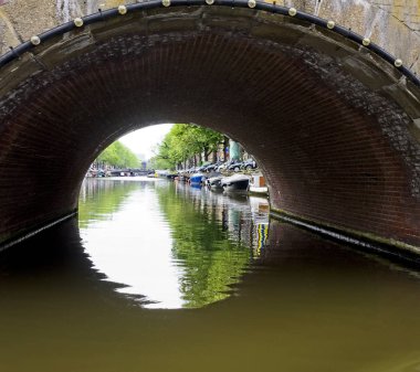 Hollanda Amsterdam şehir içinde çok sayıda su Kanal kapağı tünellerden biri