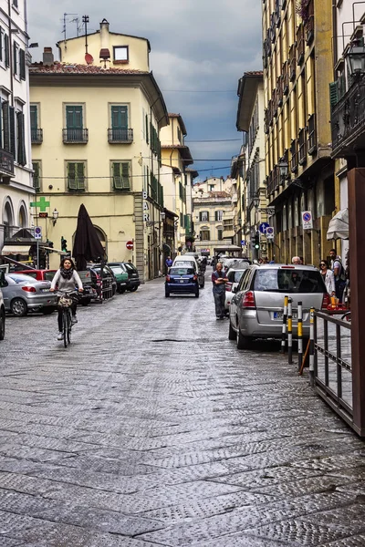 Florence Italy June 2016 Pedestrians Narrow Cobblestone Road City Florence — Stock Photo, Image