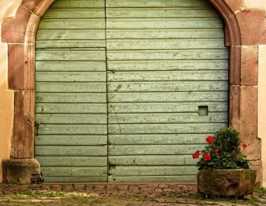 Taş kemer ve çiftlik büyük ahşap yeşil kapı