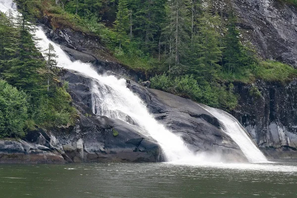 Stort Dubbelrum Vattenfall Kommer Från Bergskedjan Alaska — Stockfoto