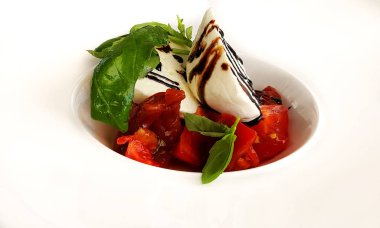 Domates, mozzarella peyniri ve taze fesleğen taze kase