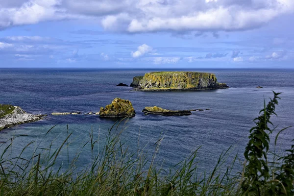 Owcza Wyspa Wyspa Północnego Wybrzeża Niedaleko Ballintoy Hrabstwo Antrim Jest — Zdjęcie stockowe