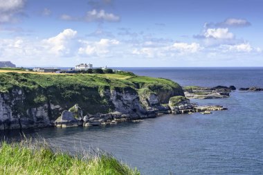Giants Causeway ve Causeway kıyısında, muhteşem güzellik Antrim kenarındaki alanının Kuzey İrlanda'Plato ve Unesco tarafından Dünya Mirası ilan.
