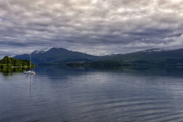 Ιστιοπλοϊκό Σκάφος Αγκυροβολημένο Στο Loch Lomond Κοντά Στο Χωριό Της — Φωτογραφία Αρχείου