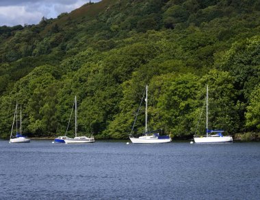 Lake Windermere Lake District, İngiltere'de demirli yelkenliler.