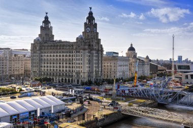 Liverpool, İngiltere - 9 Ağustos 2018: Cruise Port Liverpool ve Royal Liver Building mekan.