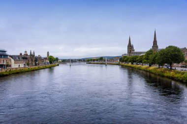 Inverness, İskoçya Highlands kültür başkenti şehrin içinden nehir Ness, bu gibi çalışır.