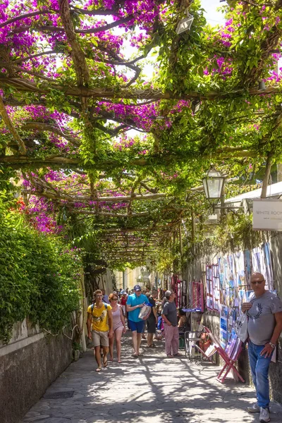 Positano Italy June 2016 Flowering Alleyways Filled Shoppers Tourists Warm — Stock Photo, Image