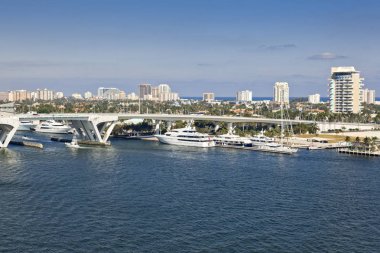 Fort Lauderdale, Florida'daki Port Everglades yakınlarında Atlantik Okyanusu biterse Intercoastal waterway