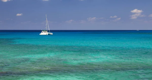 Jacht Morzu Karaibskim Grand Cayman — Zdjęcie stockowe