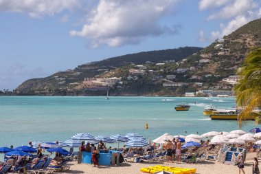 Sint Maarten, Hollanda - 19 Ocak 2011 Krallık: Philipsburg, Sint Maarten sermaye şehir içinde kalabalık plaj olduğu kruvaziyer gemilerin limanda olan ziyaretçiler için bir cazibe.  
