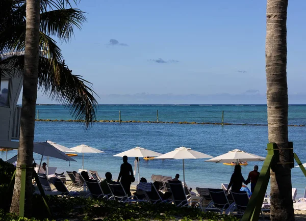 Nassau Bahamas Mars 2018 Turister Avkopplande Strand Vid Karibiska Havet — Stockfoto
