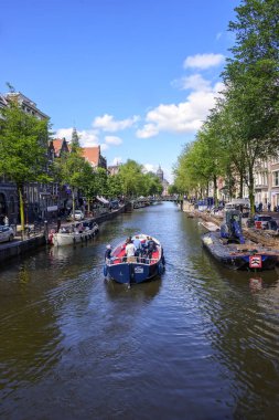 Amsterdam'da bir kanal tekne
