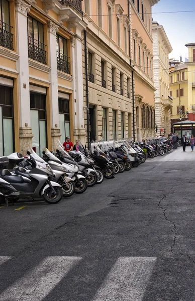 Narrow alleyway in Rome, Italy — Stock Photo, Image