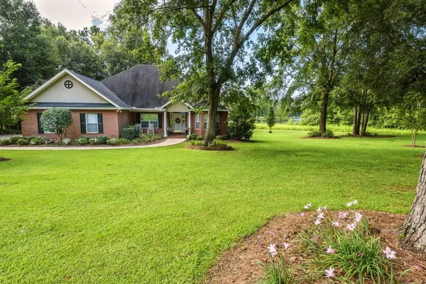 Koloniaal huis met grote tuin — Stockfoto