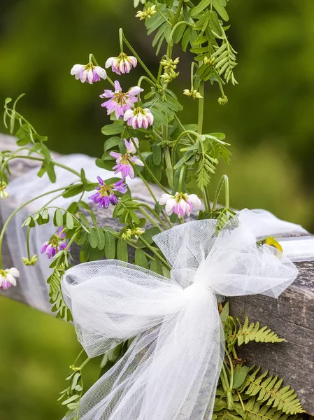 Encaje blanco y flores silvestres —  Fotos de Stock