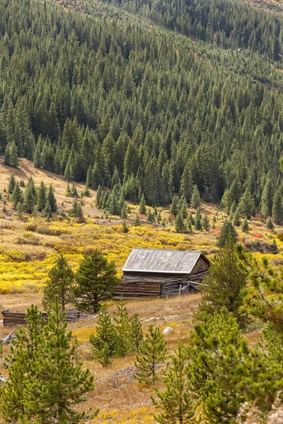 Abandoned barn on the hillside of rural mountains — Stock Photo, Image