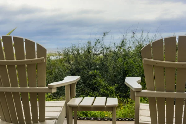 Coppia di sedie Adirondack sulla spiaggia — Foto Stock