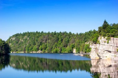 New York 'un kuzeyindeki Shawangunk Dağları' ndaki Mohonk Gölü manzarası.