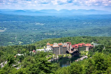 New York 'un kuzeyindeki Skytop' tan Mohonk Mountain House 'un manzarası.