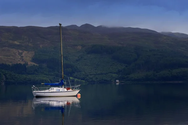 Velero Anclado Las Aguas Del Lago Lomond —  Fotos de Stock