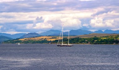 Glasgow, İskoçya yakınlarındaki sularda yüzen büyük bir yat.