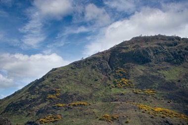Edinburgh Holyrood Parkı 'nda sönmüş bir volkan olan Arthurs Koltuğu' na tırmanan yürüyüşçüler..