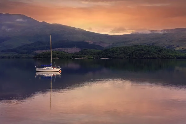 Żaglówka Odpoczywająca Loch Lomond Szkocja Zachodzie Słońca — Zdjęcie stockowe